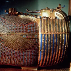 Tutankhamonin sisin arkku, jossa kuningas on kuvattu Osiriksen hahmossa pitelemässä paimensauvaa ja ruoskaa, Tutankhamonin haudasta (noin 1370-1352 eKr.), Uusi valtakunta (yksityiskohta)